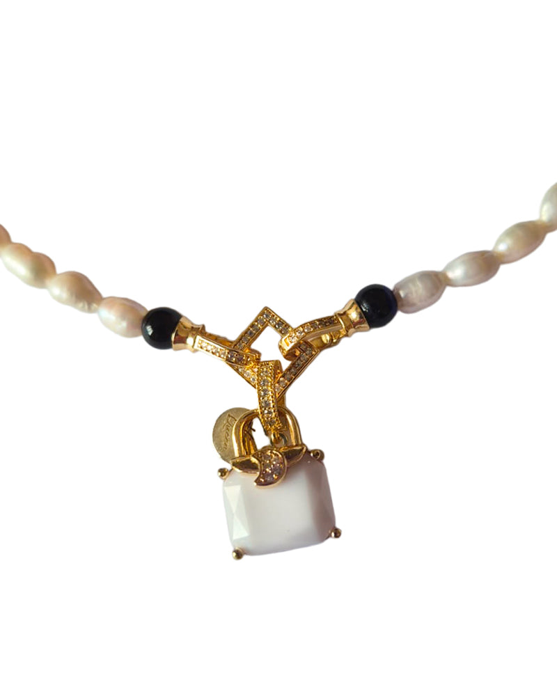 BiancoLatte – Collana con perle naturali e mini borsa